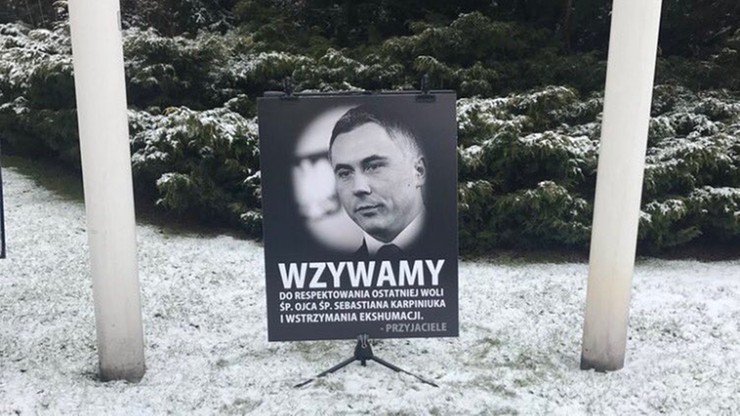 Straż Marszałkowska usunęła tablicę z apelem o wstrzymanie ekshumacji posła PO