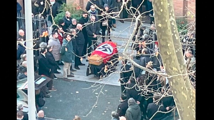 Włochy. Trumna okryta nazistowską flagą i salut rzymski na pogrzebie działaczki Forza Nuova