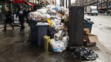 Tysiące ton śmieci na ulicach Paryża. "Brud, karaluchy i szczury" 