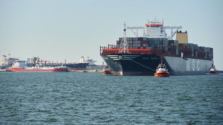 Największy kontenerowiec na świecie wpłynął do portu w Gdańsku