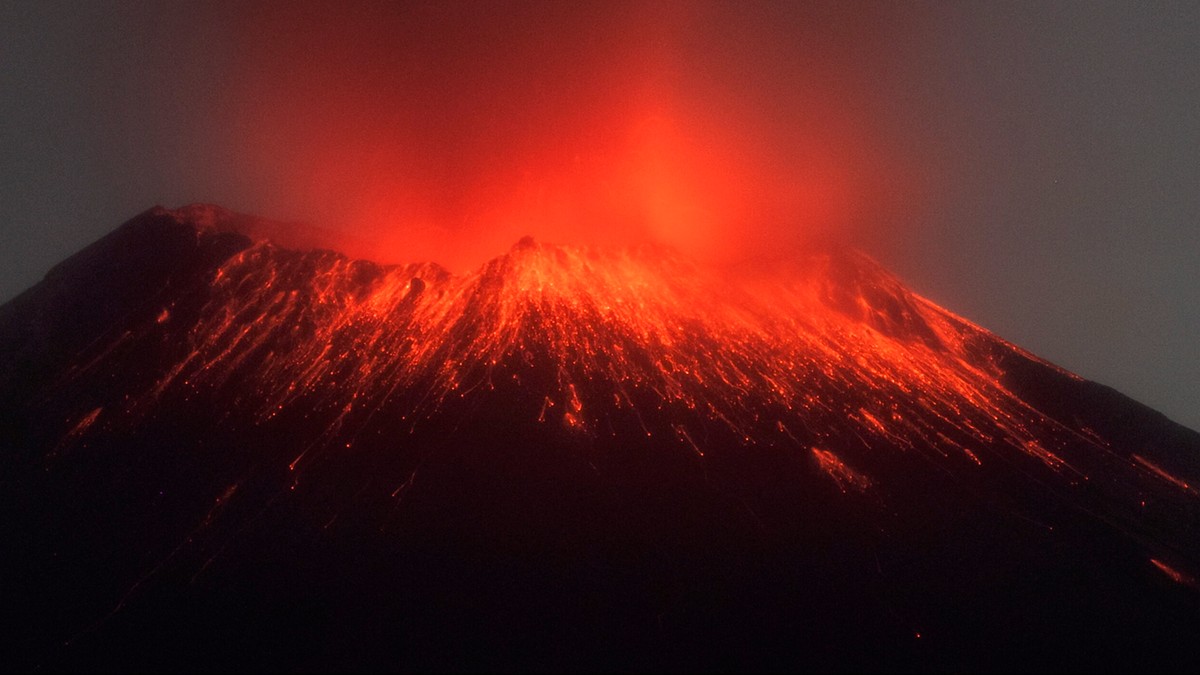 Wulkaniczny pył spada na trzy kontynenty. Miliony osób dostały ostrzeżenia