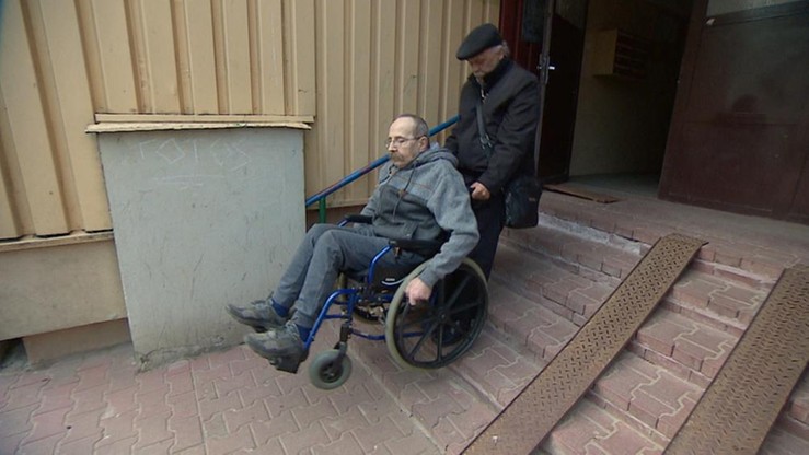 Niepełnosprawny od 25 lat prosił o podjazd dla wózków. Sukces po materiale "Interwencji"