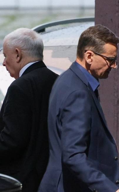 Jarosław Kaczyński i Mateusz Morawiecki odwr&oacute;ceni plecami.