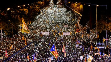 "SOS demokracja". Setki tysięcy ludzi za uwolnieniem katalońskich polityków