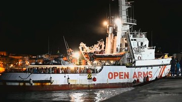 80 migrantów ze statku Open Arms wpuszczono do Włoch. Doszło do przepychanek [WIDEO]