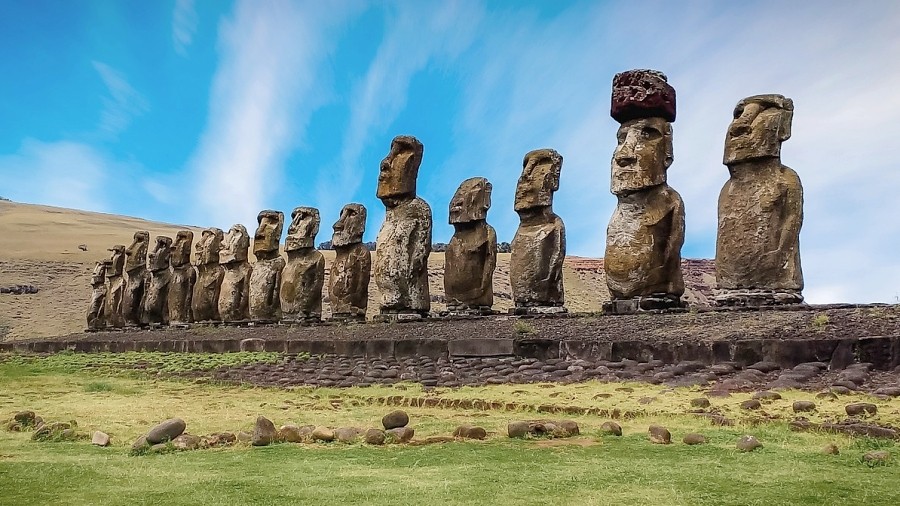 Kamienne posągi Moai na Wyspie Wielkanocnej. Fot. Max Pixel.