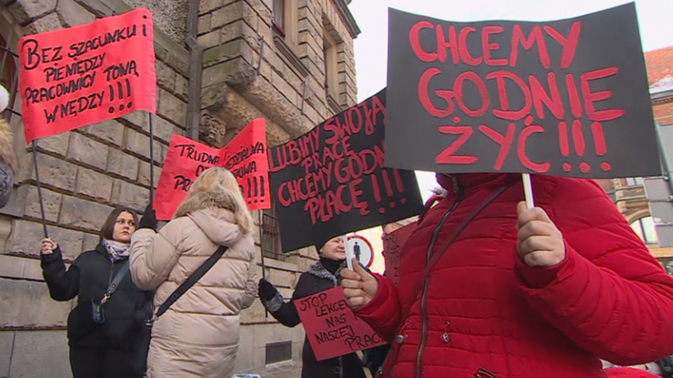 Legnica. Protest pracowników Miejskiego Ośrodka Pomocy Społecznej. Żądają podwyżki wynagrodzeń