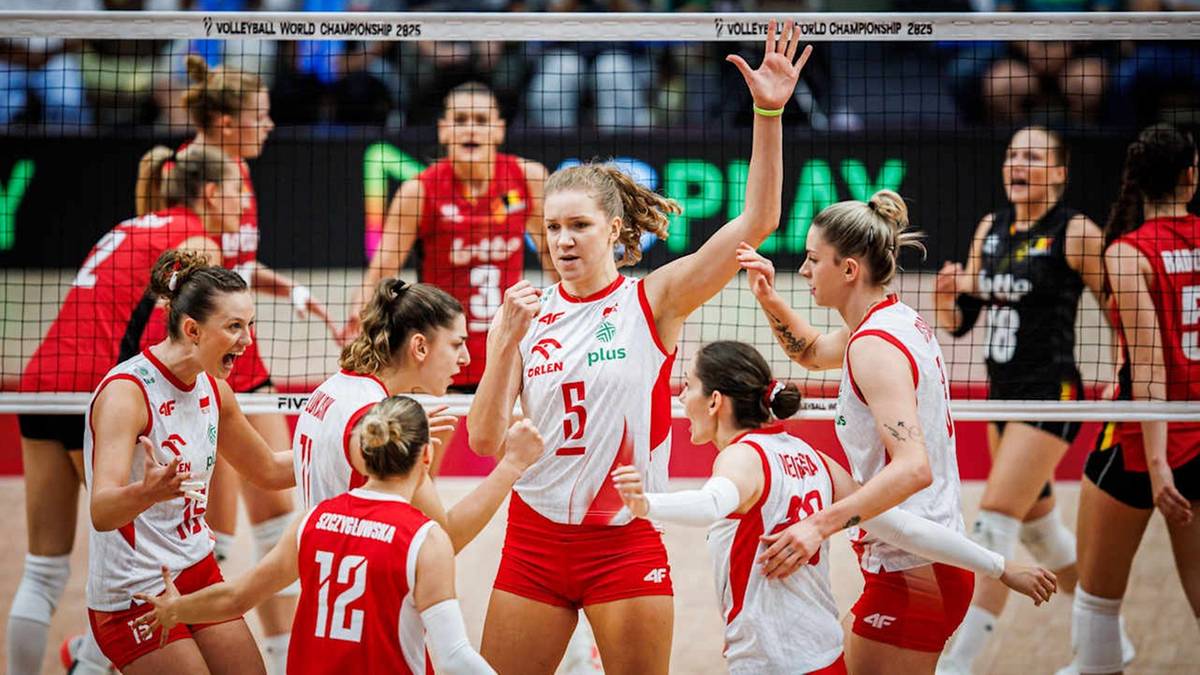 Siatkarki w strojach reprezentacji Polski i Belgii podczas meczu, skupione na akcji.