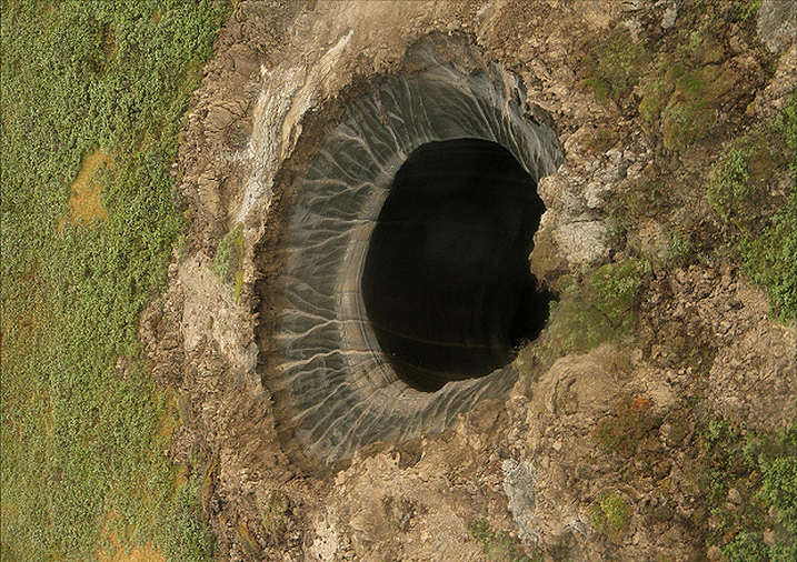 Jeden z kraterów będących następstwem uwalania się metanu z gleby. Fot. Pixabay.com