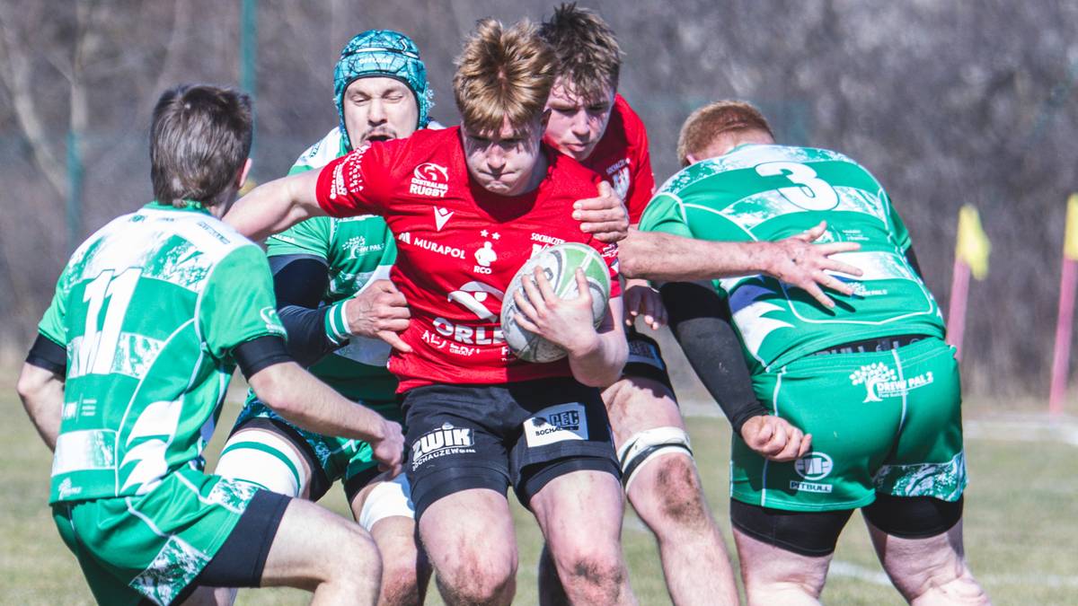 Pięciu zawodnik&oacute;w rugby walczących o posiadanie piłki na boisku.