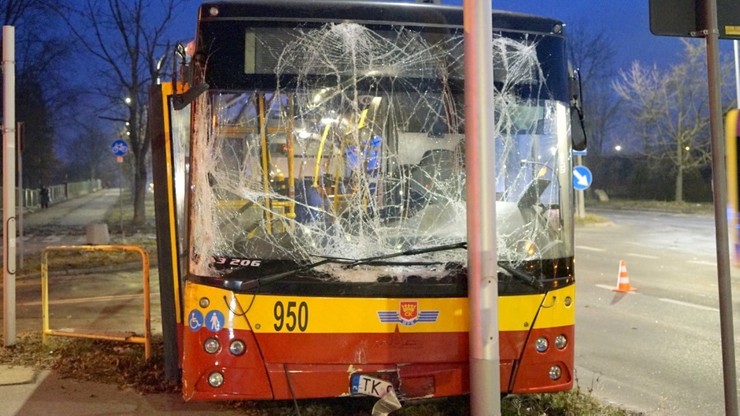 Kielce: autobus miejski uderzył w latarnię. Kierowca nie żyje