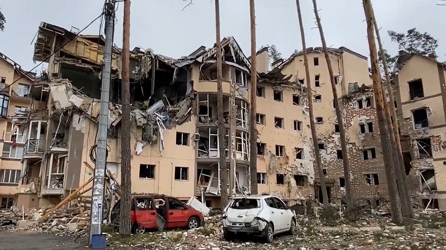 Zrujnowany przez ostrzał budynek mieszkalny w Irpieniu na Ukrainie. Fot. Twitter / Nexta.