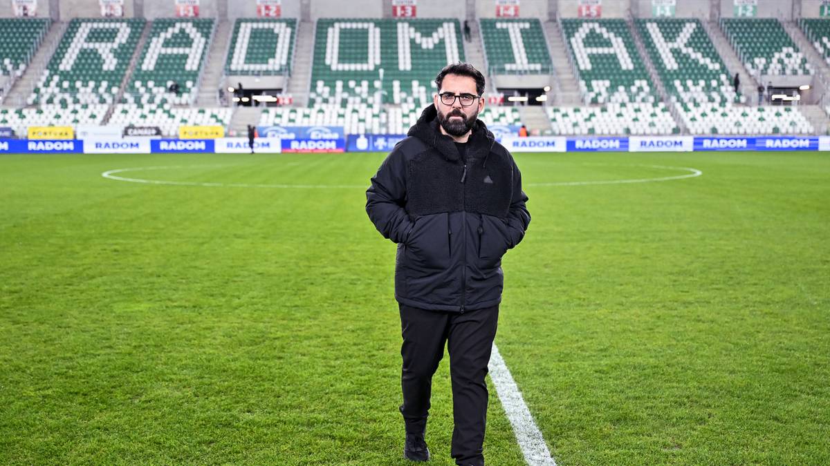 Mężczyzna na murawie stadionu piłkarskiego.