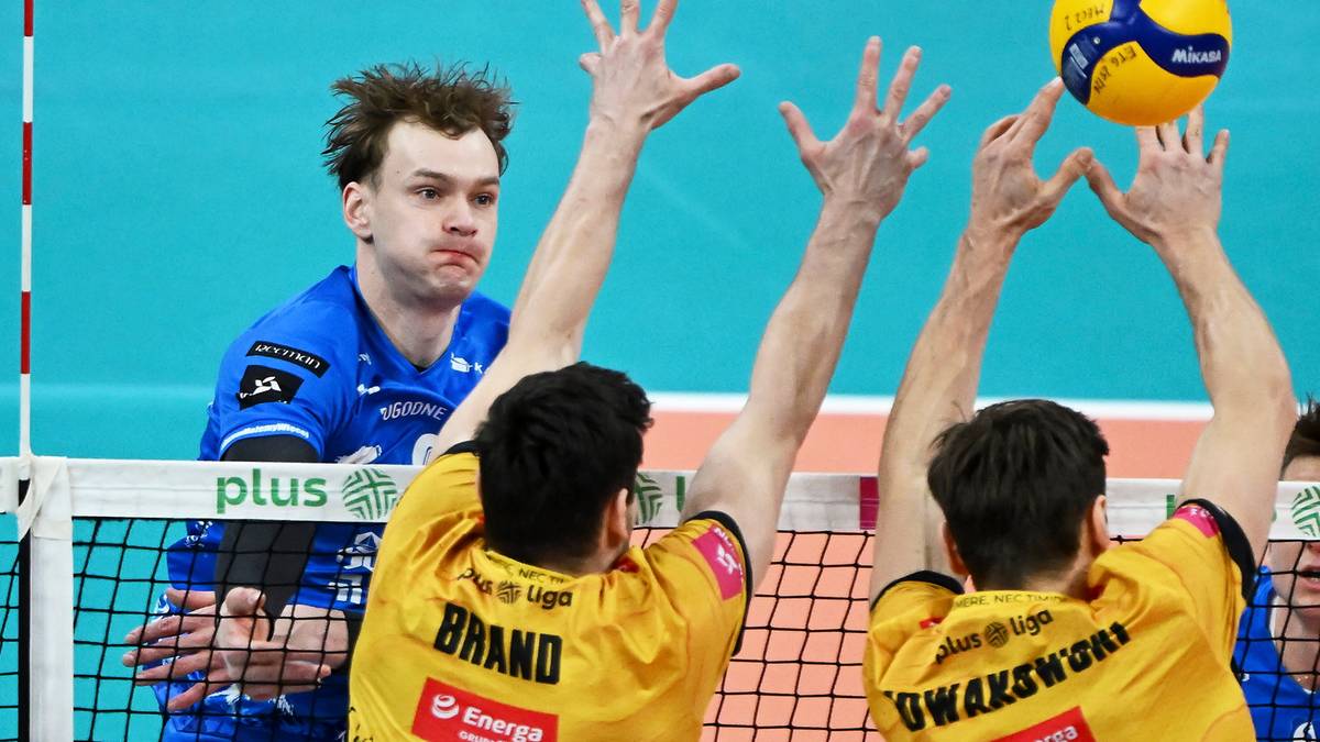 Siatkarze blokuja atak przeciwnika podczas meczu PlusLigi.