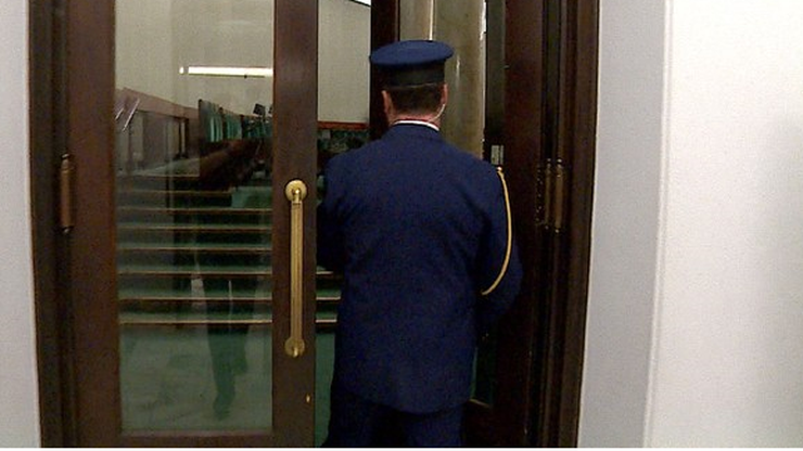 Dwa niekontrolowane wystrzały w Sejmie. Czy straż marszałkowska powinna mieć broń?