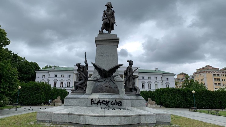 Zniszczony pomnik Kościuszki w Warszawie