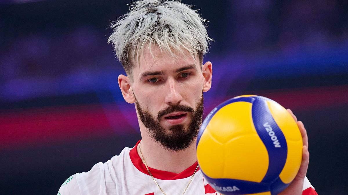 Tomasz Fornal, siatkarz reprezentacji Polski, trzymający piłkę siatkową.