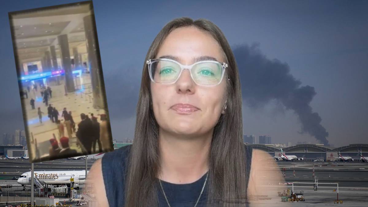 Portret kobiety w okularach na tle kolażu przedstawiającego zatłoczone lotnisko i dymiący budynek.