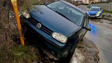 Uciekał przed policją, wjechał w ogrodzenie. W aucie zostawił rodzinę