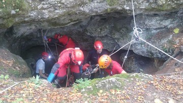 Dwie osoby wpadły do najgłębszej jaskini na Jurze. Poważnie rannych wyciągali ratownicy GOPR