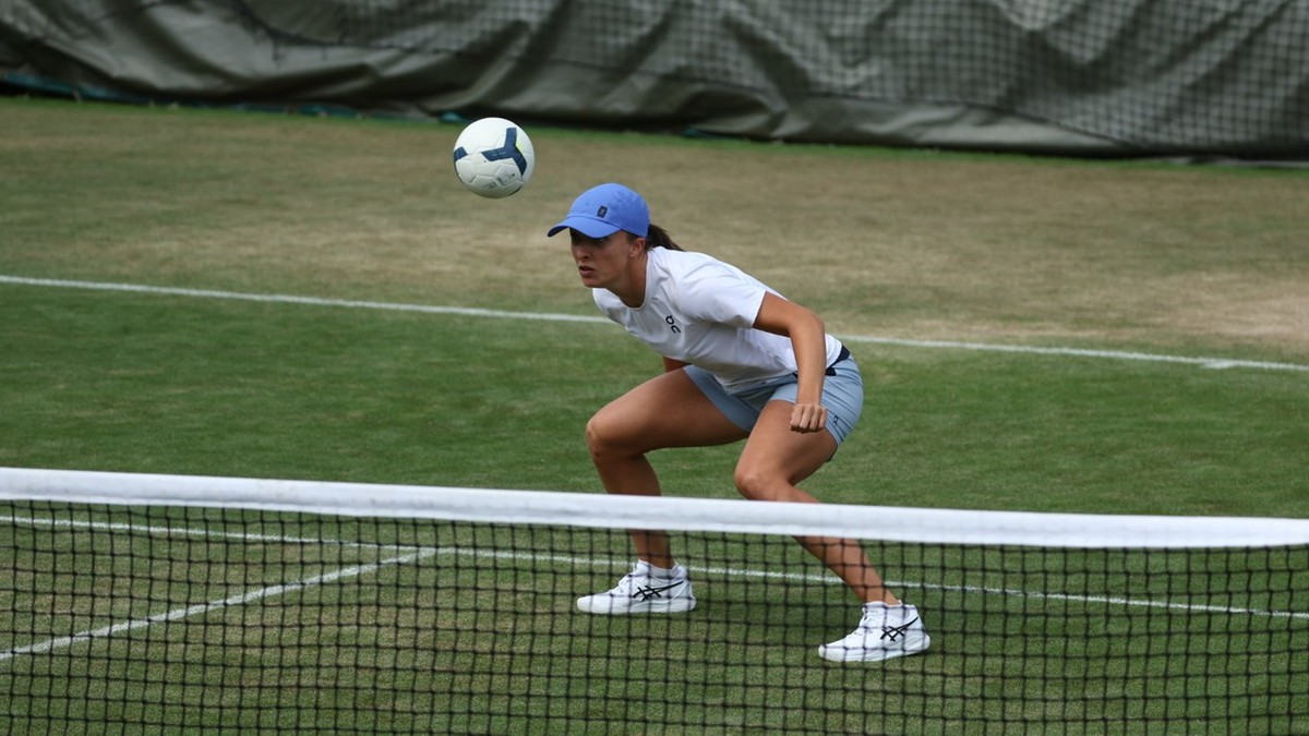 Iga Świątek zmieniła dyscyplinę! Piłkarska rozgrywka na kortach Wimbledonu (ZDJĘCIA)