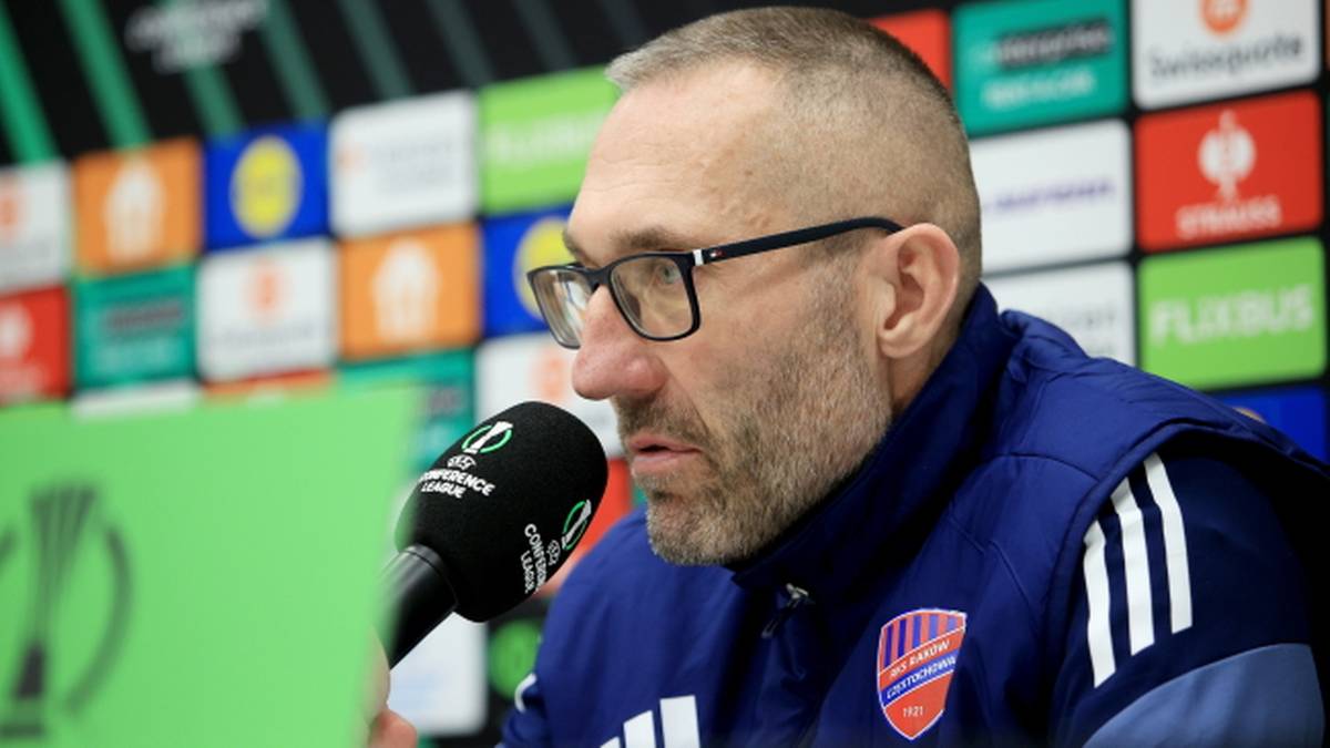 Marek Papszun, trener Rakowa Częstochowa, przy mikrofonie.