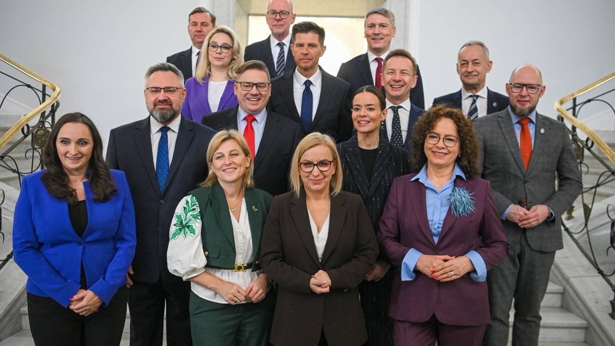 Grupa 15 posłów, członków nowego klubu parlamentarnego Centrum, pozuje do wspólnego zdjęcia na schodach.