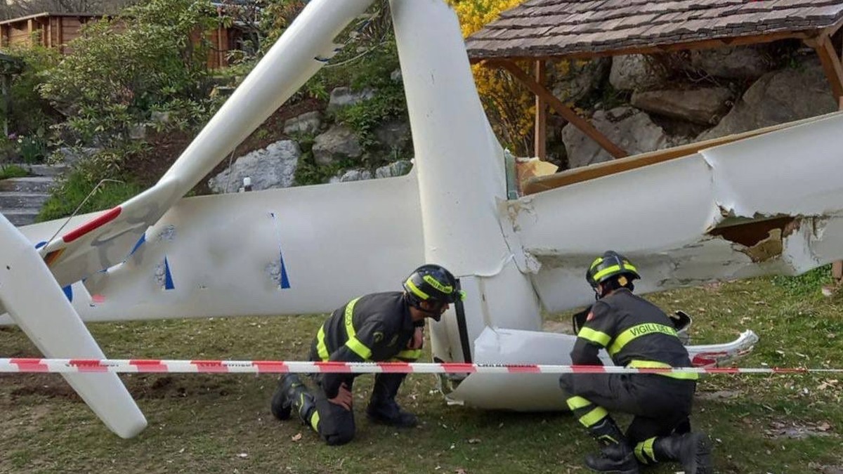 Włochy: Szybowiec rozbił się w ogrodzie niedaleko kościoła. Pilot skakał