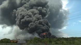 10.08.2022 05:56 Piorun wywołał olbrzymi pożar bazy paliwowej. Czarny, toksyczny dym dusi mieszkańców stolicy