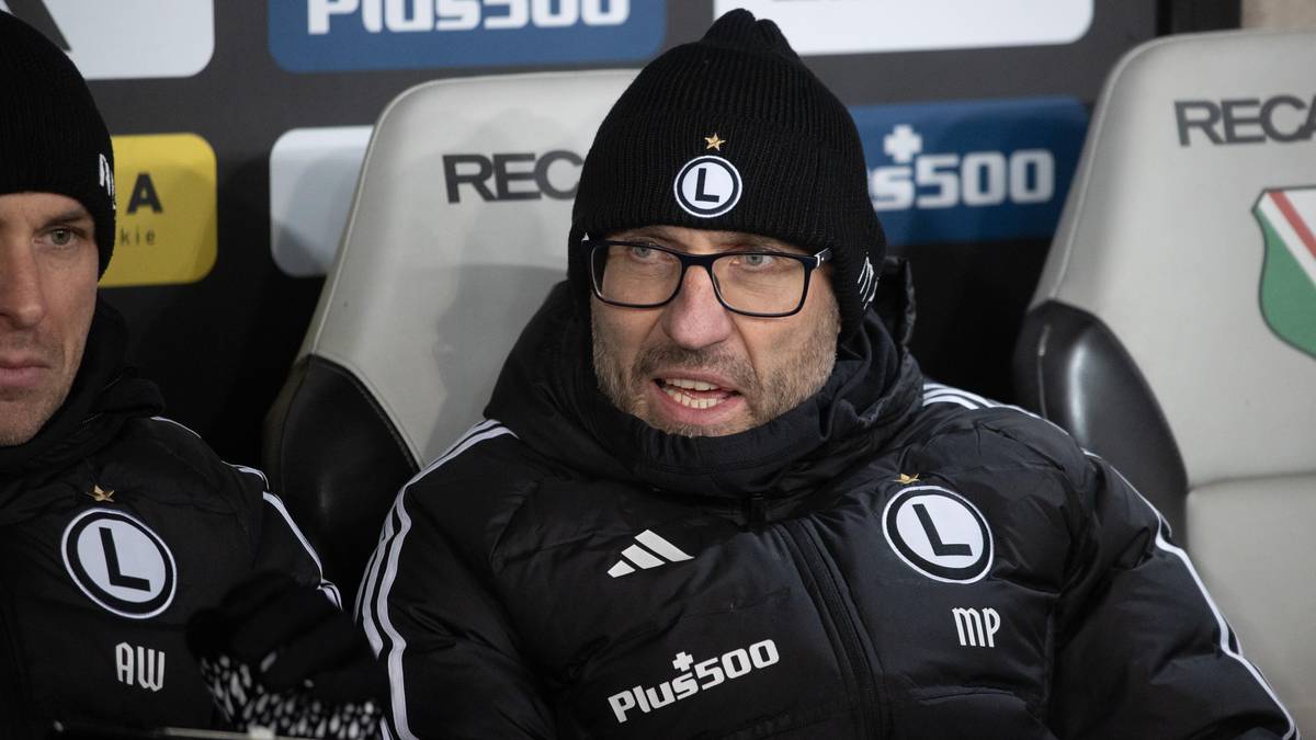 Portret Marka Papszuna, trenera piłkarskiego, noszącego czapkę z daszkiem i okulary.