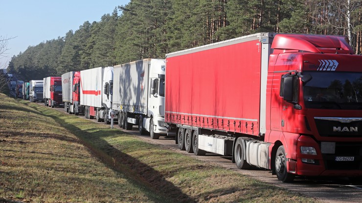 Kryzys na granicy. Tysiące ciężarówek na przejściach z Białorusią. "Muszą czekać 53 godziny"
