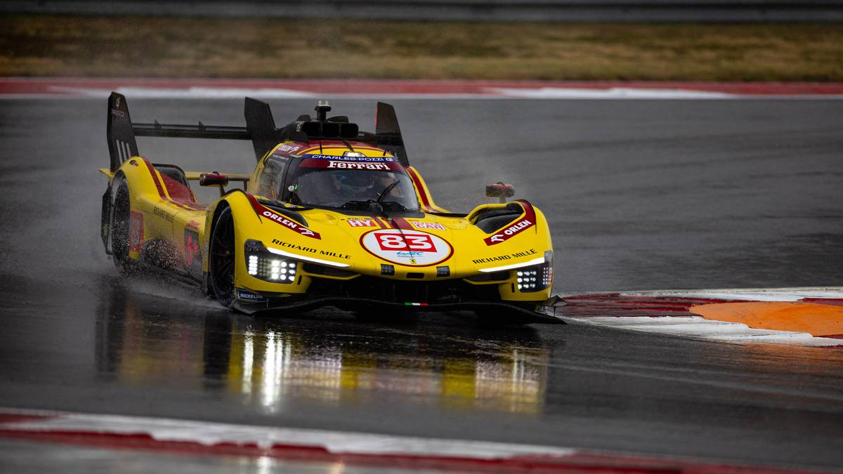 Żółty samochód wyścigowy AF Corse z numerem 83 na torze podczas deszczowych wyścigów.