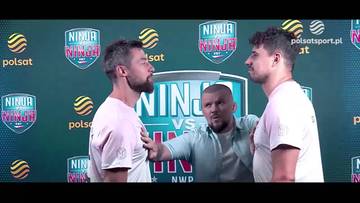 Trzech mężczyzn, dwóch siatkarzy i sędzia, przed zielonym tłem z logo Ninja Warrior.