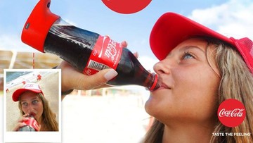Butelka Coca-Coli robi selfie