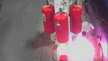 Rozlał paliwo na stacji benzynowej i podpalił. Policja poszukuje sprawcy