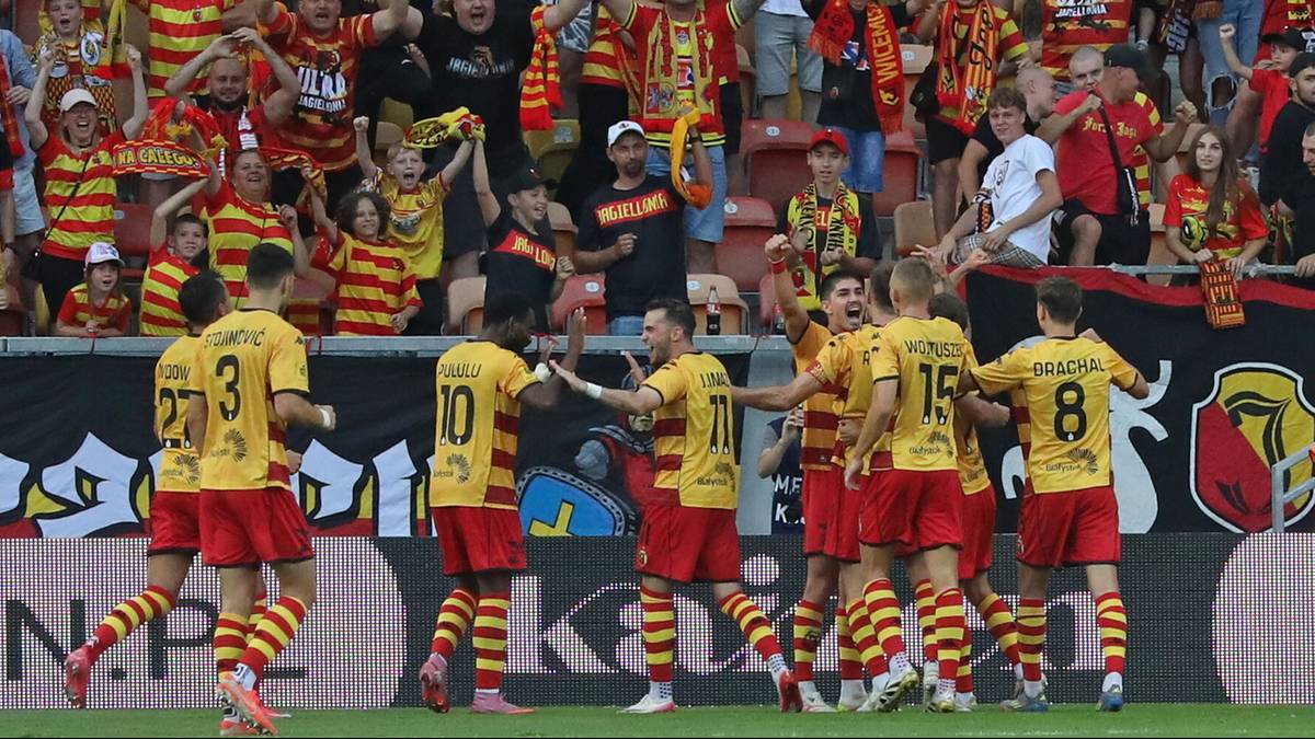 Piłkarze Jagiellonii Białystok świętują zdobycie gola.