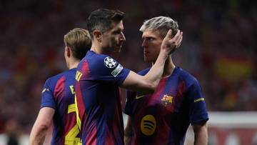 Dw&oacute;ch piłkarzy FC Barcelony, Robert Lewandowski i Gavi, patrzą na siebie na boisku.