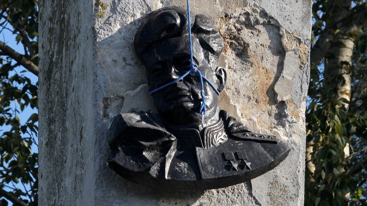Zatrzymany za demontaż pomnika sowieckiego generała otrzymał odszkodowanie