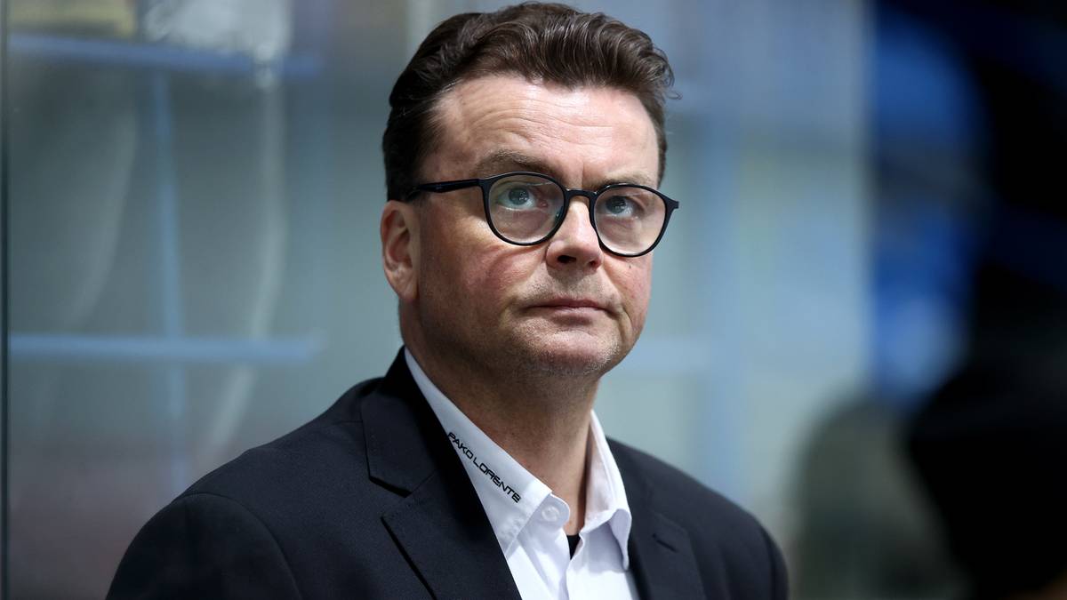 Mężczyzna w okularach i garniturze.