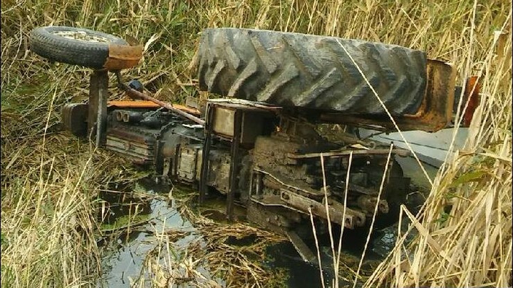 Pijacki rajd traktorem przez pola. Pojazd wpadł do bagna