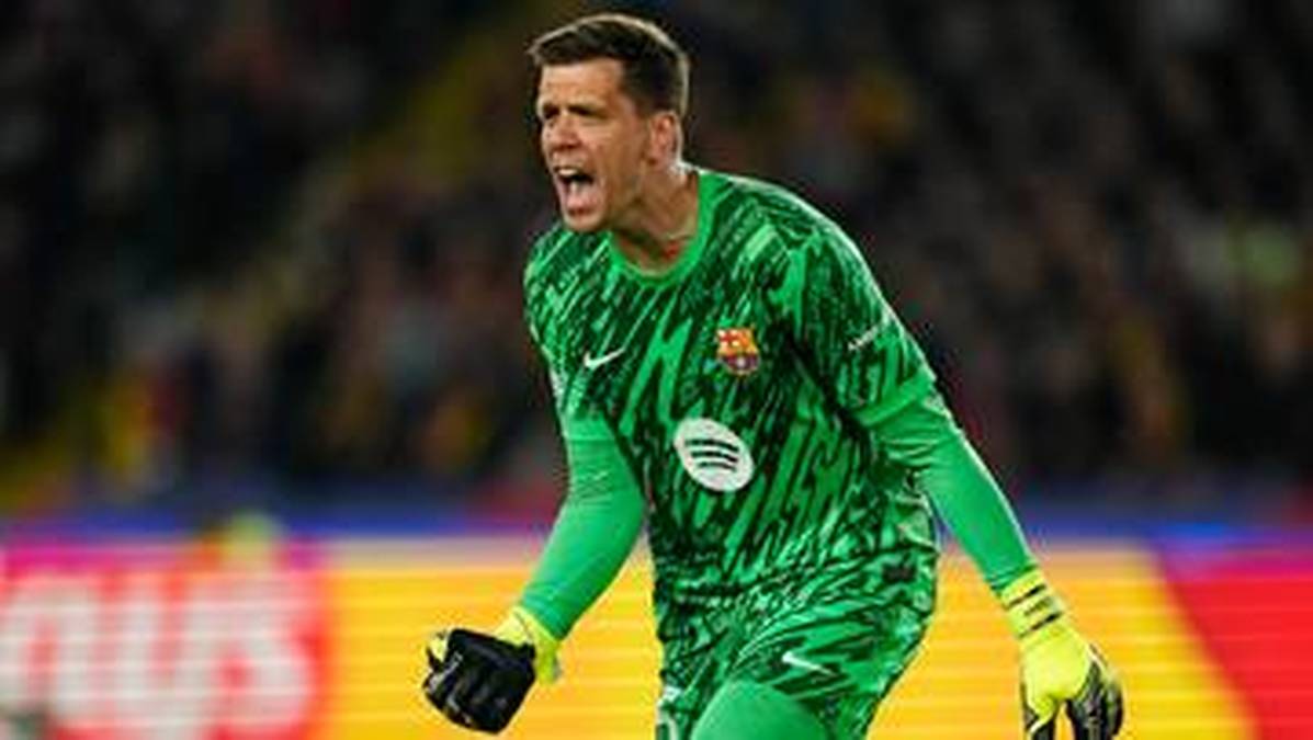 Wojciech Szczęsny, bramkarz w zielonym stroju sportowym, pokazuje radość po udanej obronie.
