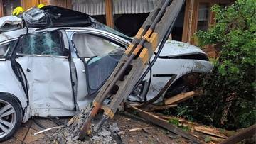 Wypadek w Zakopanem. Samochód wbił się w budynek, kierowca uciekł