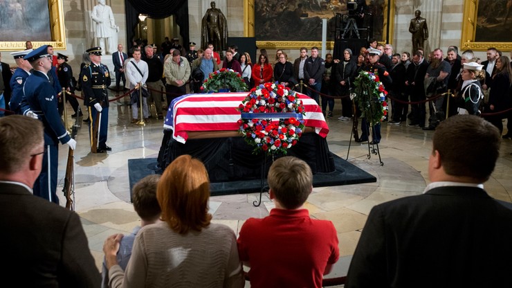 Trumna z ciałem prezydenta H.W. Busha wystawiona na widok publiczny na Kapitolu