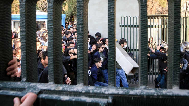 Protesty w Iranie. Demonstrant zastrzelił policjanta, a trzech ranił