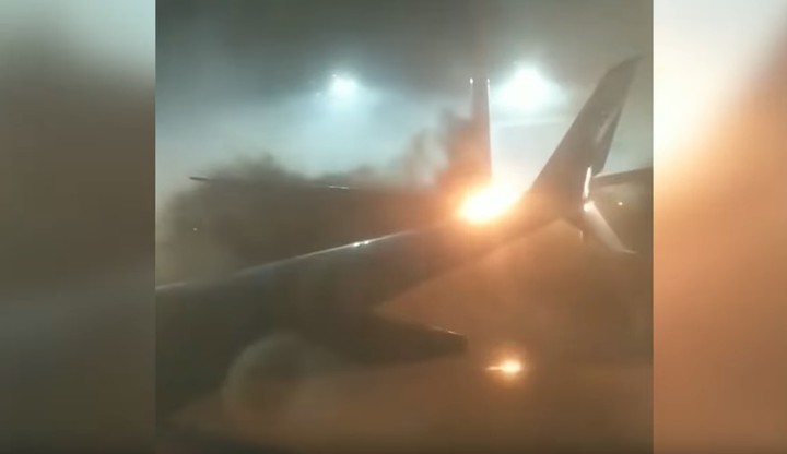 Pożar w wyniku kolizji dwóch samolotów na lotnisku w Toronto