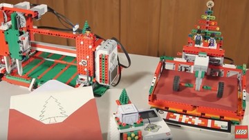 Robot z Lego podpisuje kartki świąteczne. I nie tylko