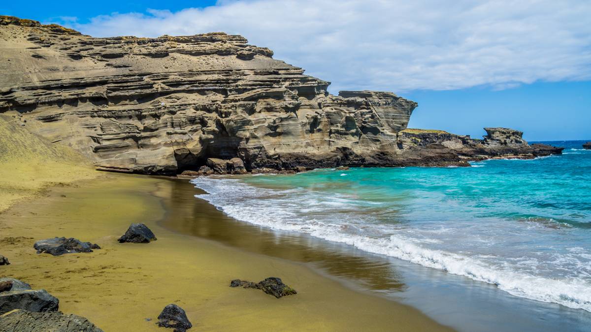 Zielona plaża Papakōlea na Hawajach, gdzie piasek pochodzi z oliwinu