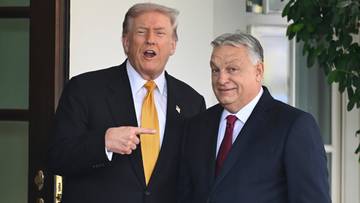 Donald Trump i Viktor Orban stoją razem, Trump wskazuje palcem na Orbana.