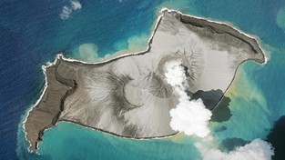 18.01.2022 05:56 Księżycowy krajobraz na wyspach Tonga po erupcji wulkanu i tsunami. Ludzie walczą o szklankę wody