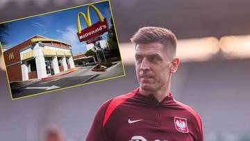 Piłkarz w bordowej koszulce z logo ORLEN i wstawka z budynkiem McDonald's.